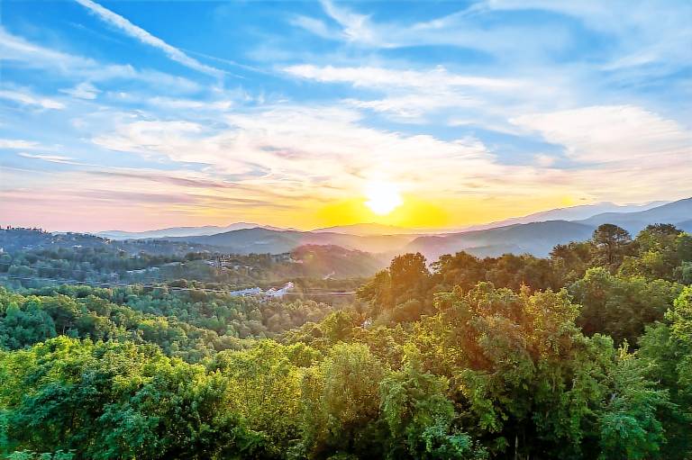 Incredible Views! Massage Chairs, Hot-tub, WiFi in Gatlinburg, TN