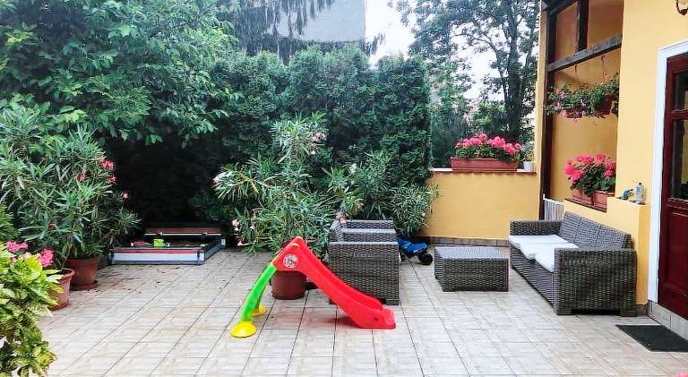 Apartment with yard & patio — photo 5