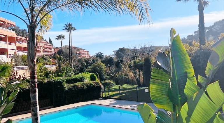Holiday apartment with private pool, terrace & garden in Menton
