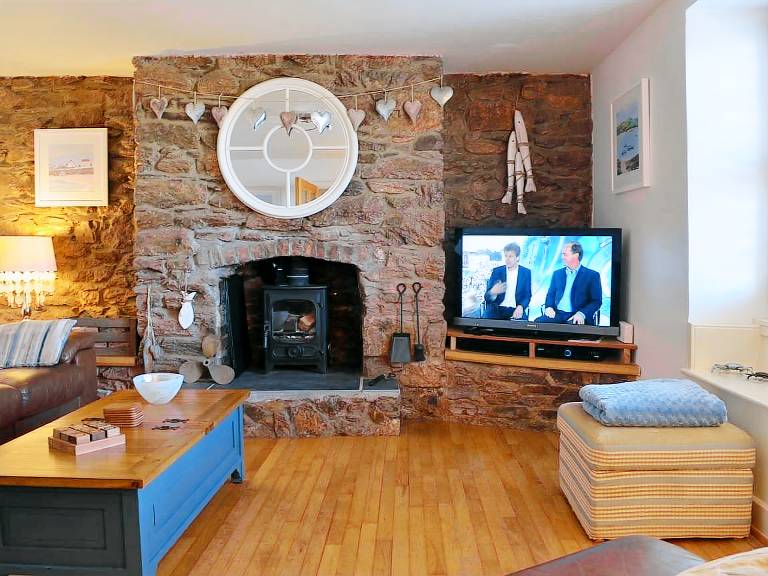 Family-oriented cottage with yard & barbeque | Beach view | Pet-friendly — photo 3