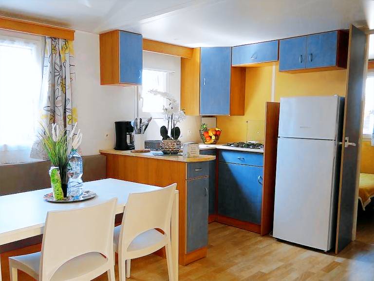Family-oriented mobile home with heated pool & patio | Beach nearby | Pet-friendly — photo 5