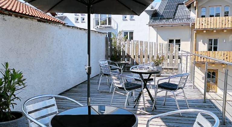 Apartment with patio — photo 4