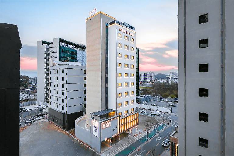 Hotel February LIONS PARK