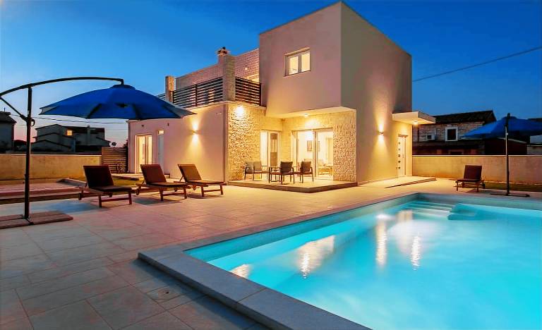 Villa with terrace, pool & grill — photo 2