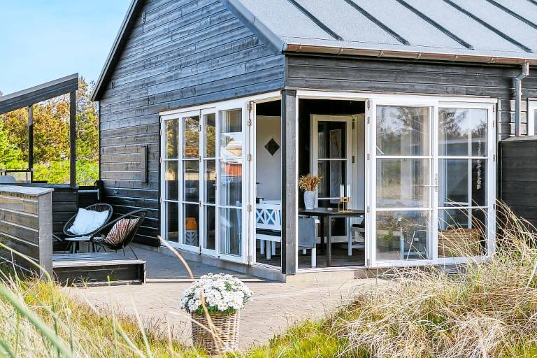 Vacation home with BBQ, garden & patio — photo 4