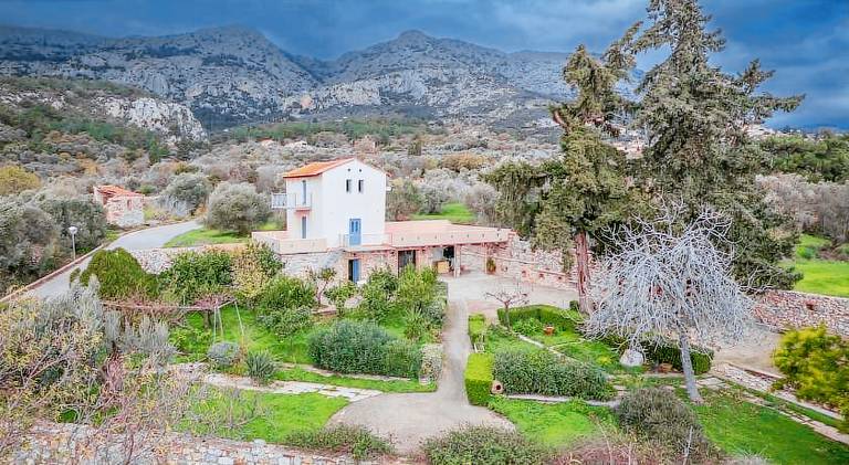 Fully equipped apartment with terrace, barbeque & garden | Perfect for remote work | Pets are welcome in Chios