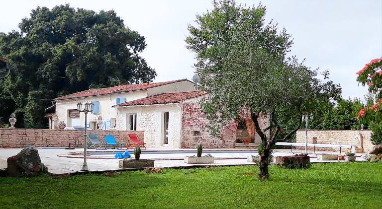 Domaine de Fontcouverte in Saintes