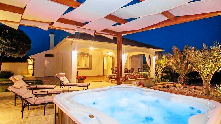 Villa with yard, BBQ & jacuzzi | Pet-friendly — photo 2