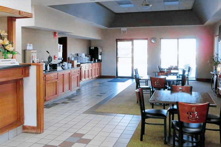 Super 8 by Wyndham Manchester TN — photo 3