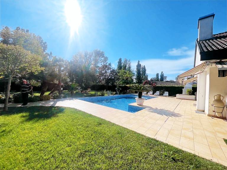 Beautiful house with patio, private pool & garden | Pets are welcome — photo 3