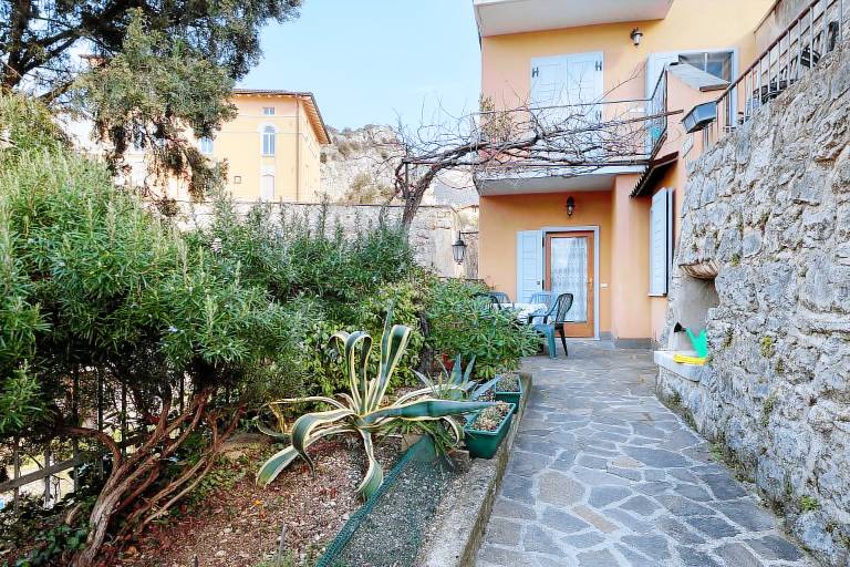 Villa G with Lake View, Private Terrace Steps from Lake Garda — photo 2