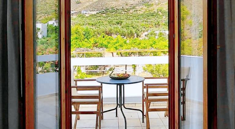 Apartment with terrace & garden — photo 3