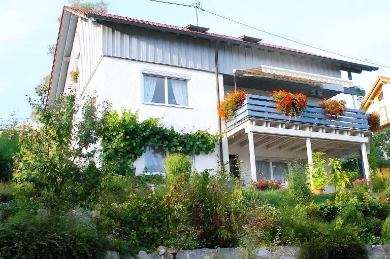 Family-oriented holiday apartment with terrace, yard & BBQ | Garden view | Dogs allowed — photo 5