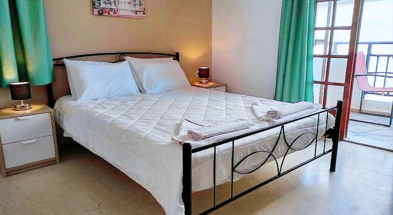 Serviced apartment with patio — photo 2