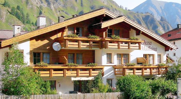Holiday apartment with terrace, sauna & garden | Close to the ski | Suitable for remote work | Pets allowed in Val Muestair
