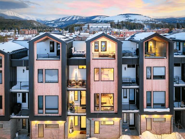 Family-oriented vacation home with terrace, jacuzzi & barbeque | Mountain view | Suitable for remote work | Dogs allowed — photo 2