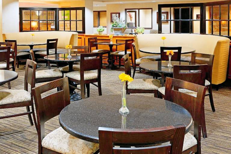 La Quinta Inn & Suites by Wyndham Garden City — photo 5