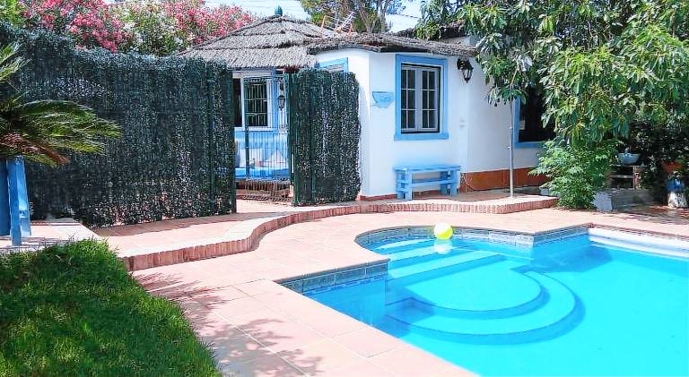 Holiday apartment with BBQ, yard & private pool in Marbella