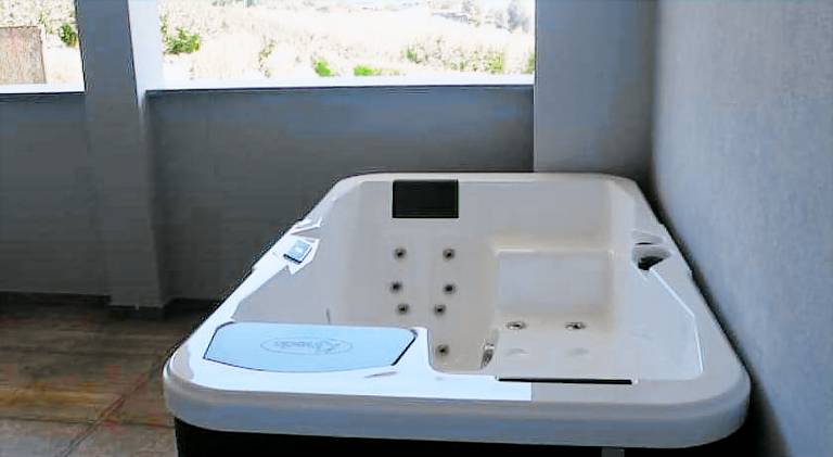 House with hot tub — photo 5