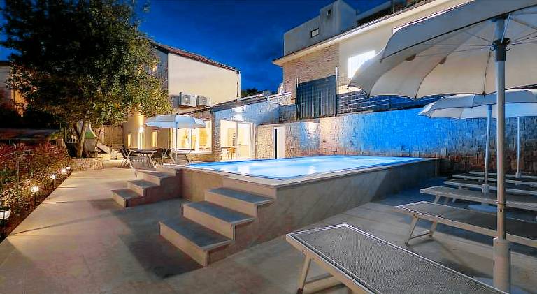 Vacation home with pool — photo 4