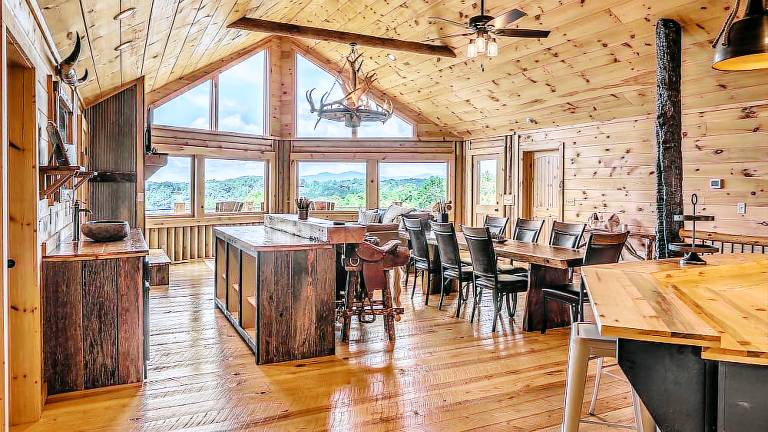 Yellowstone Lodge - Pet Friendly Mountain Views 5 min Drive to Downtown BR — photo 2