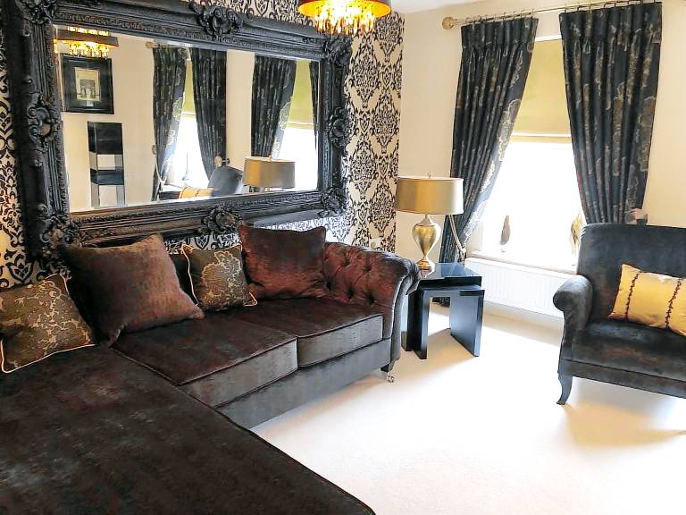 2 Bed Hillside House Sleeps 4 Garden & Parking