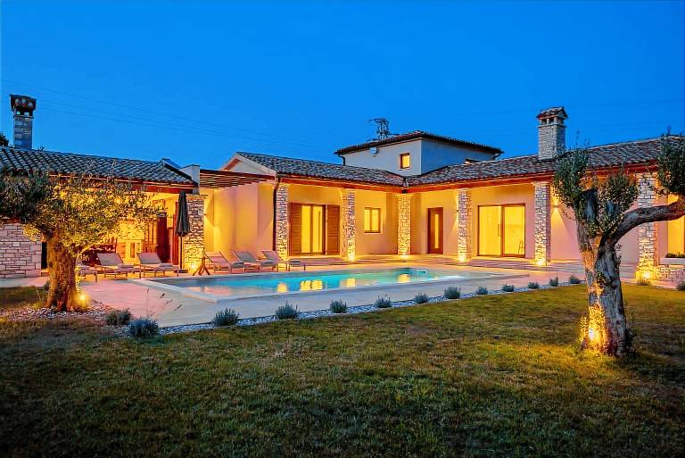 Villa with patio, pool & barbeque in Medulin
