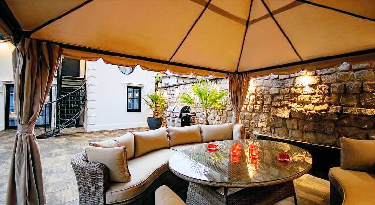 Apartment with patio, barbeque & yard — photo 2