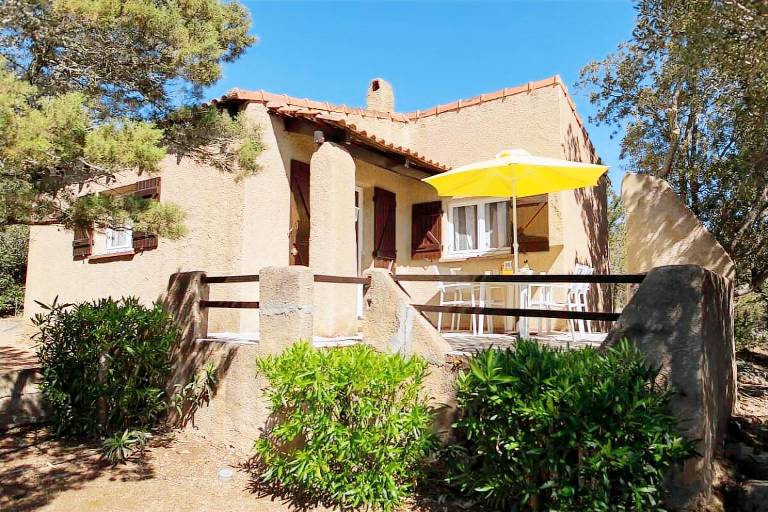 House with patio & yard in Bonifacio