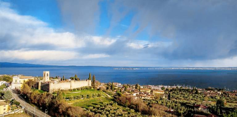Rental apartment with yard | Garden view in Sirmione