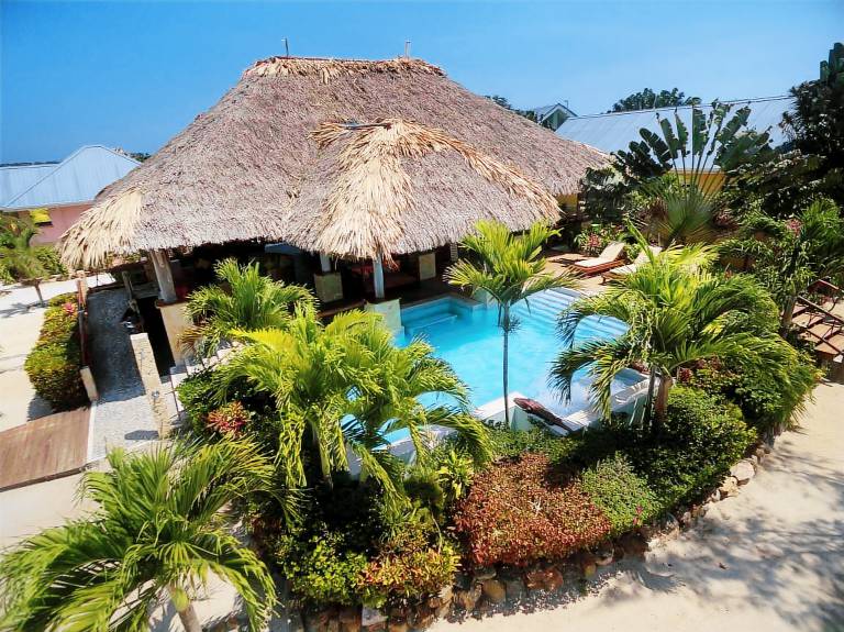 Family-oriented villa with fast internet, grill & garden | Water view | Pets are welcome — photo 3