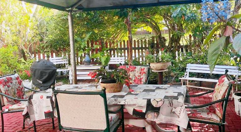 Holiday apartment with yard, BBQ & patio — photo 3