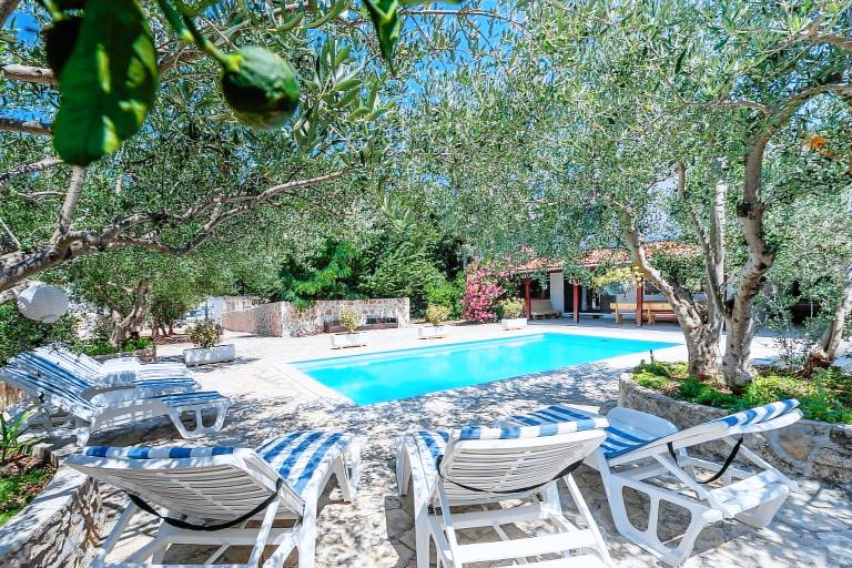 House with pool, BBQ & jacuzzi in Zadar
