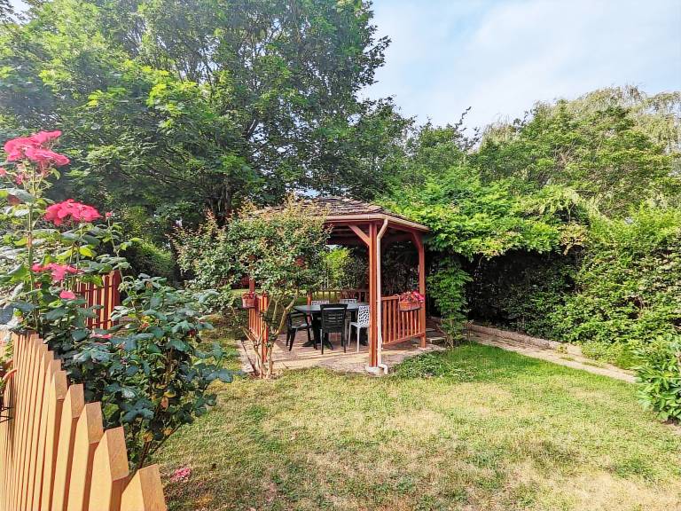 Cottage with garden — photo 4