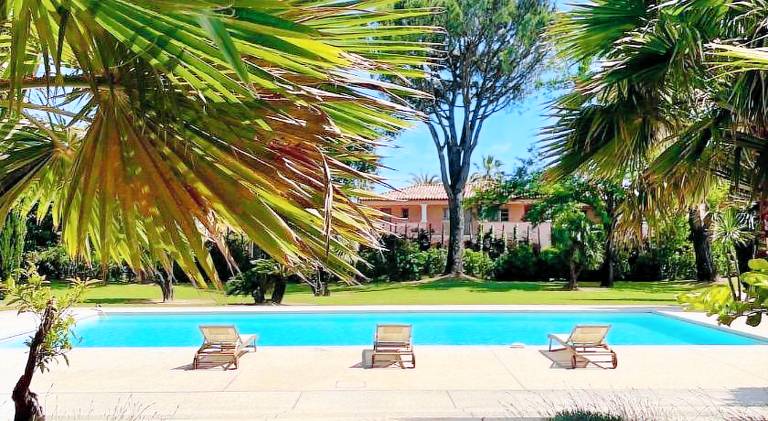 Holiday apartment with pool, terrace & yard in Cogolin