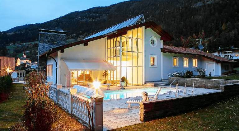 Villa with pool — photo 4