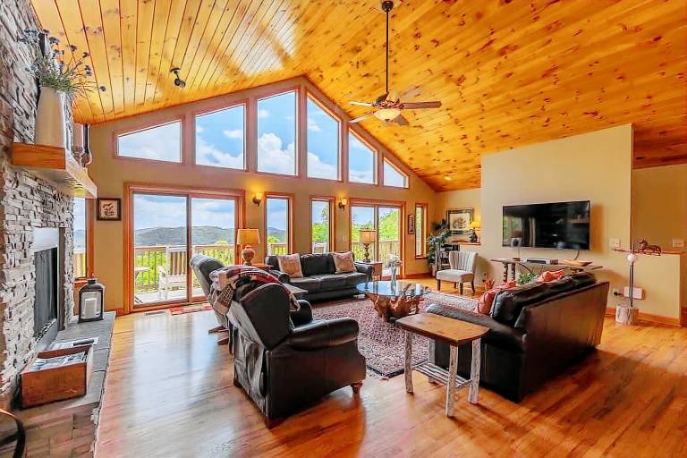 Family-friendly big vacation home with yard, barbecue & jacuzzi | Mountain view | Suitable for remote work | Pet-friendly in Boone, NC