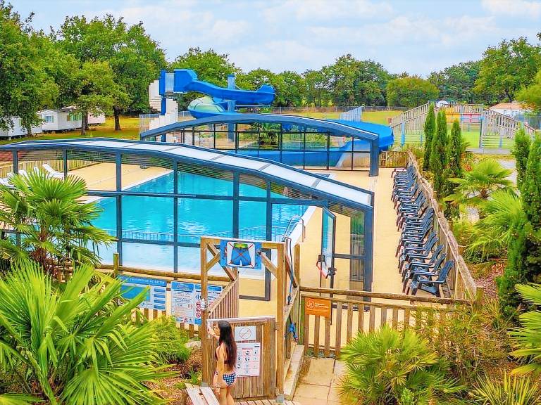 Family-friendly mobile home with patio & heated pool | Pet-friendly in Nantes
