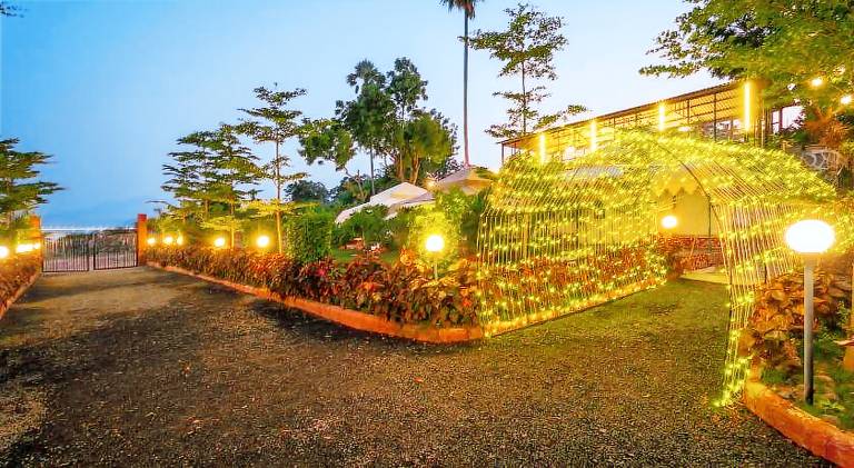 Tent with terrace & yard — photo 4