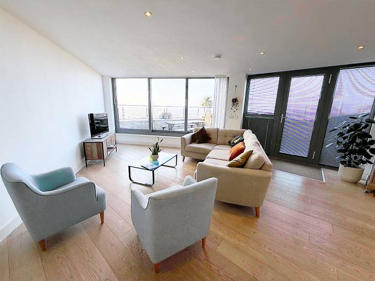Cottage with yard & terrace | Beach view — photo 2