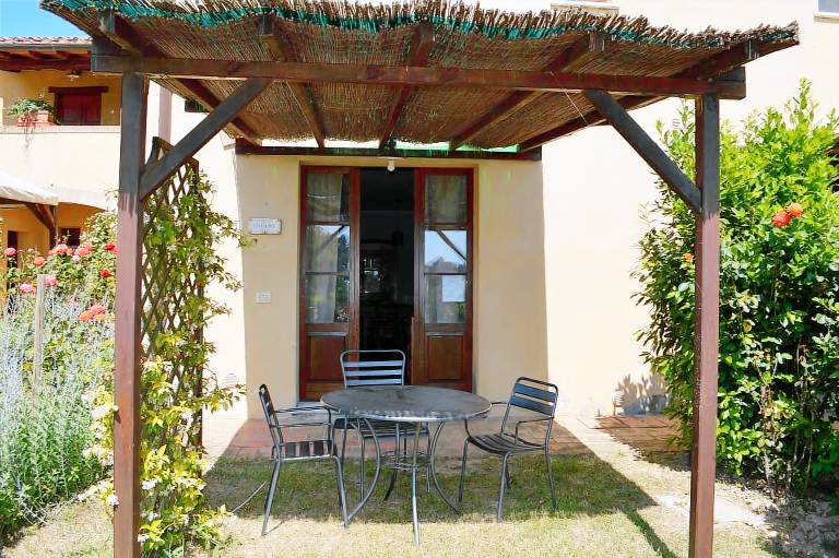 Large apartment with shared swimming pool in Crete Senesi — photo 3