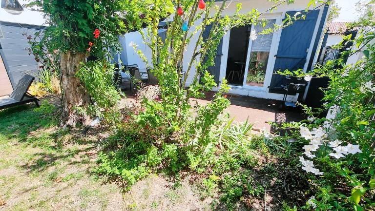 Vacation home with terrace, BBQ & garden | Garden view — photo 4