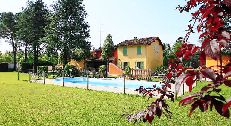Holiday apartment with pool, BBQ & yard — photo 5