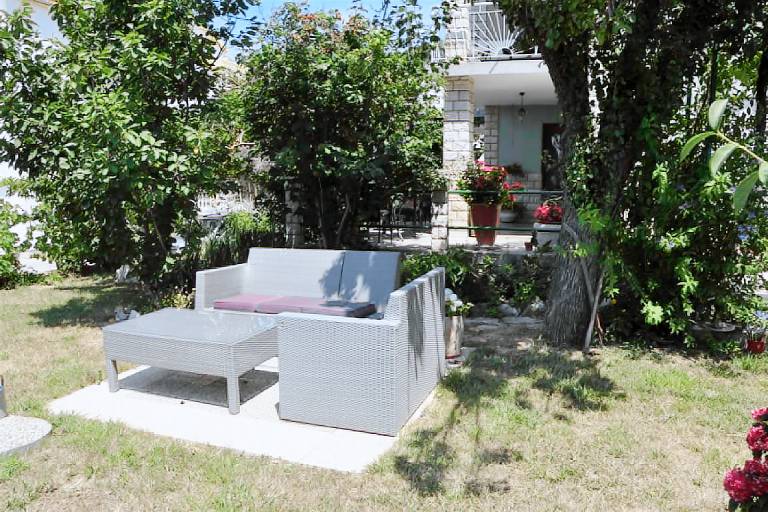 Rental apartment with BBQ, garden & terrace | Pets are welcome in Rab