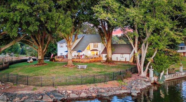 Vacation home with jacuzzi | Dogs allowed in Mooresville, NC