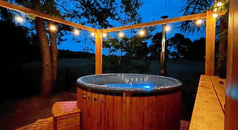 House with hot tub — photo 3