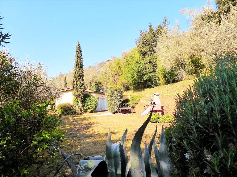 House with yard, barbecue & private pool — photo 4