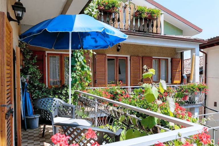 Holiday apartment with pool & fast internet | Mountain view in Tignale
