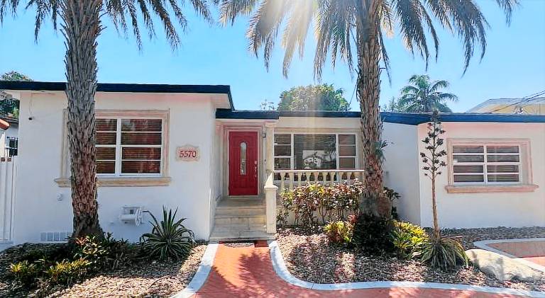 House with 1 room for 2 persons in Miami, FL