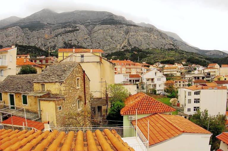 Rental apartment with yard & patio in Tucepi
